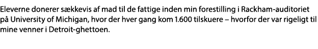 Eleverne donerer sækkevis af mad til de fattige inden min forestilling i Rackham-auditoriet på University of Michigan   