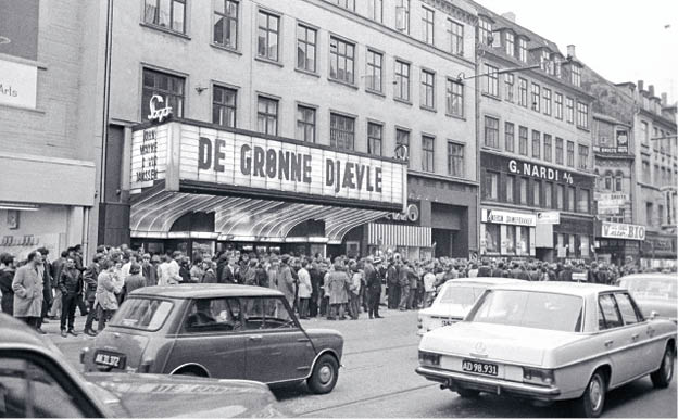 I maj 1969 vises den amerikanske propagandafilm for Vietnamkrigen  De Grønne Djævle  i Saga Bio på Vesterbro  Filmen udløser adskillige demonstrationer og efterfølgende slagsmål mellem unge vietnamkritikere og rockergruppen 'De vilde Engle' 