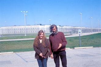 Med Pamela foran fængslet