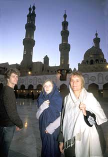 Lalou og Vibeke m ifre sig hovedbekldning for at komme i Al Ahze-moskeen