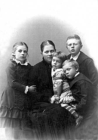 Christiane Holdt f. Hummel med brn - Benedicte Andrea,  Anna Magdalene, Olav og Jacob Christian Gotfred Holdt
