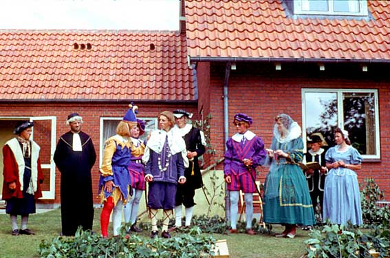 Grundlovsskuespil i pr�steg�rden