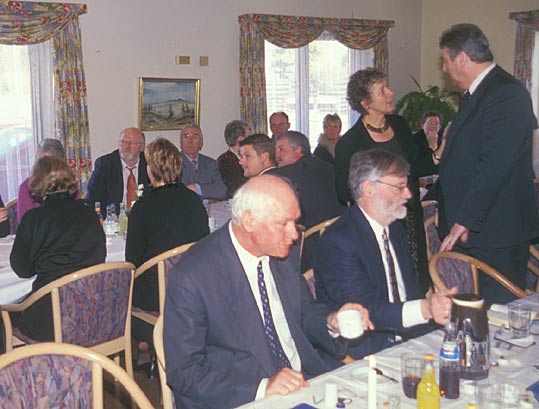 Sven Auken med Margrethe Aukens mand og Margrethe bagved