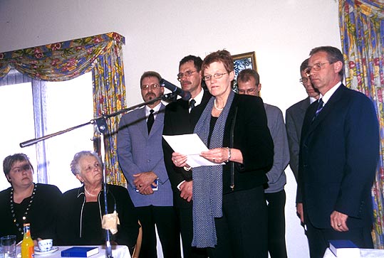 Harriets datter med familie synger og taler.