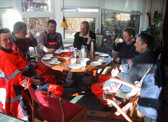 Jens drikker morgenkaffe med sit arbejdssjak