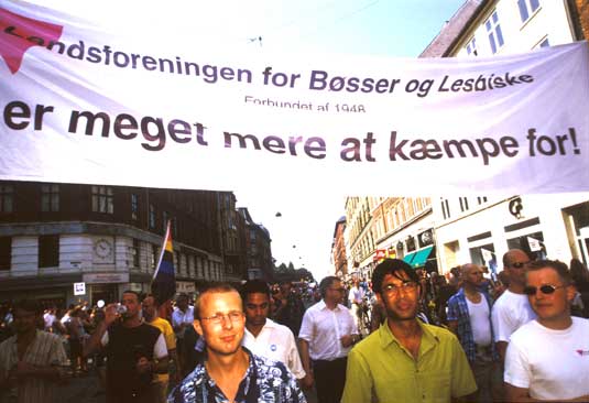 Kamal Qurashy marcherer i Mermaid Parade 