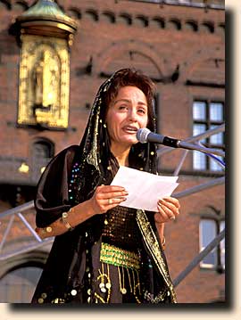 Roya Hoffmeyer taler foran Rdhuset