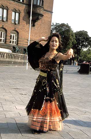 Roya Hoffmeyer opfrer iransk dans foran Rdhuset