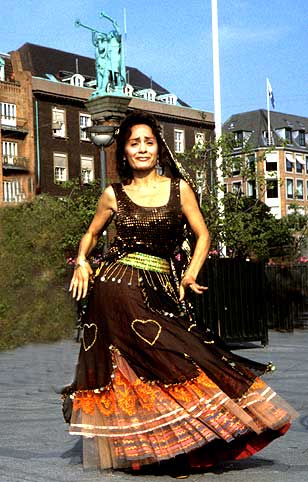 Roya Hoffmeyer danser foran lurblserne