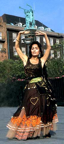 Roya Hoffmeyer danser foran lurblserne p Rdhuspladsen