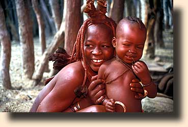 Himbakvinde leger med sit barn