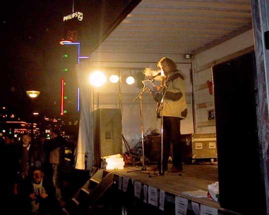 Taler til demonstration p� R�dhuspladsen 