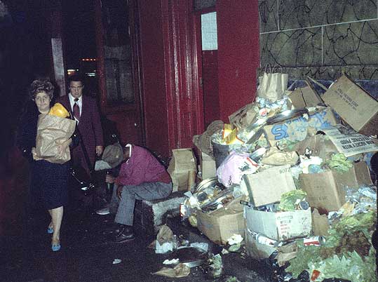 Hvide indk�bsfolk og hjeml�s i New York