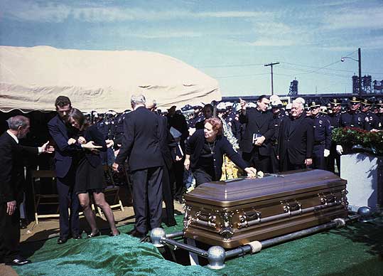 Myrdet politimands begravelse
