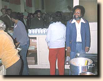 Pastor Williams under bespisningen af de husblokkelange køer i Glide