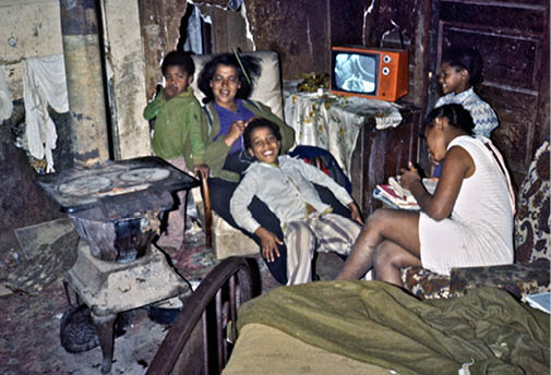 Mosel and children 1973   5-year old Gwen to the right at TV  They always had TV 