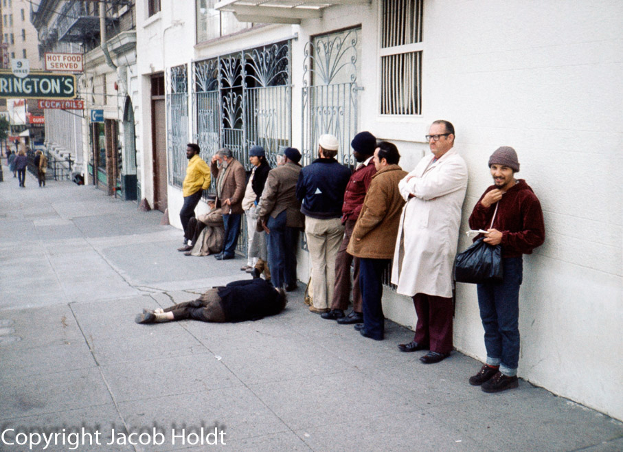 Homeless in line for shelter      -      00298 