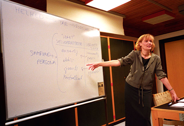 Lisbeth Schneider under foredrag 