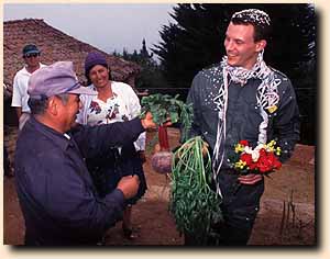 Prins Joachim bliver belæsset med gaver af de taknemmelige bønder
